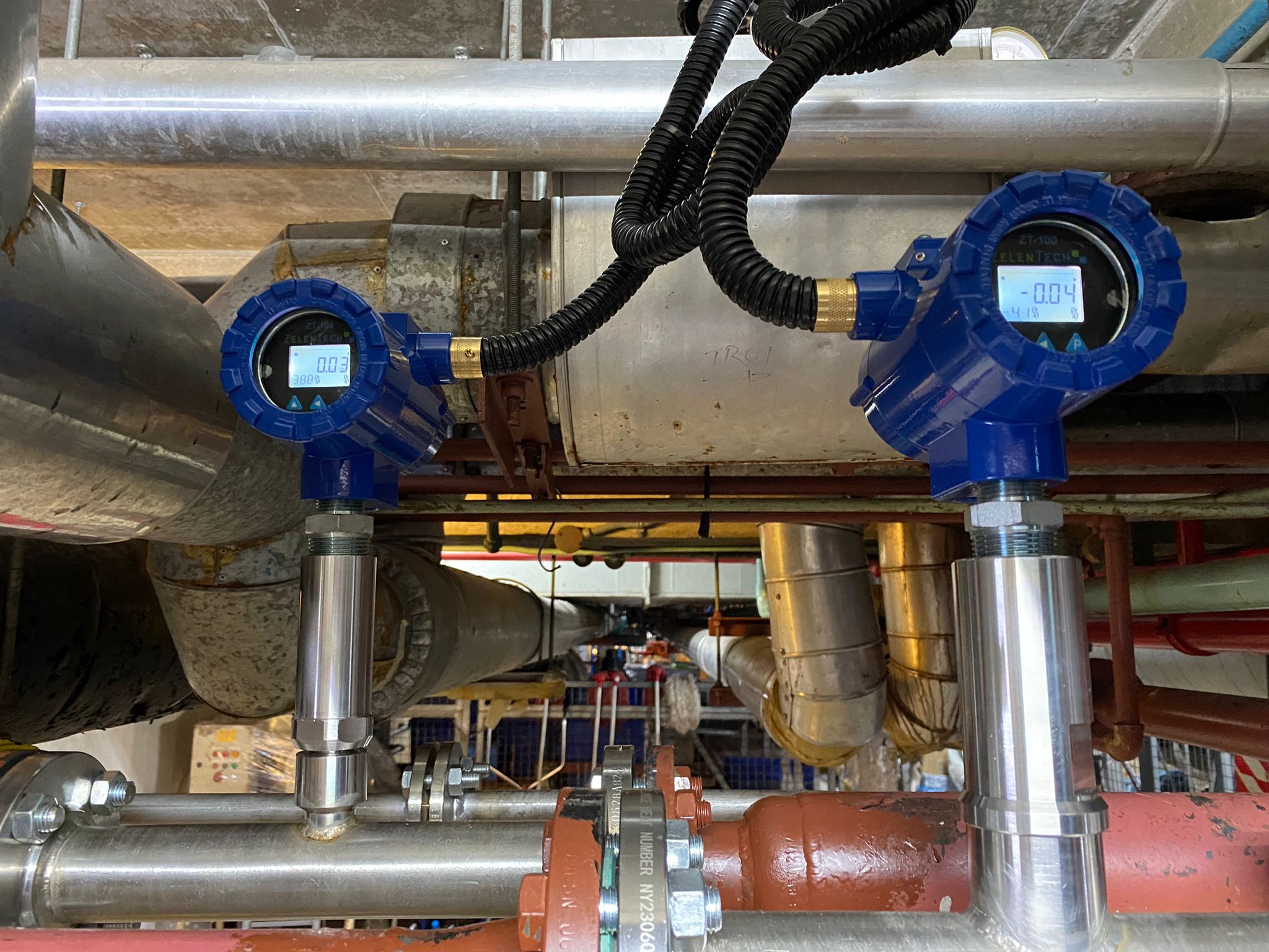 Två ZT-100-monitorer installerade inline för vattendetektering i smält choklad