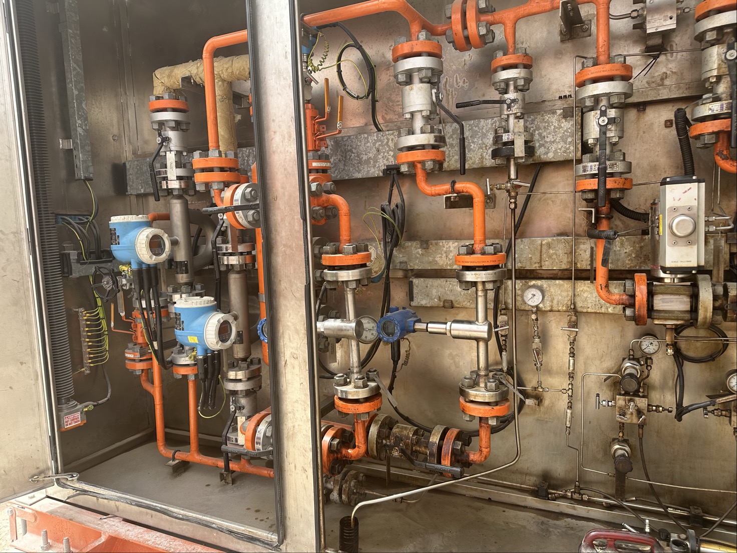 ZT-100 Wasser-in-Öl-Monitore installiert an Industrierohrleitungen